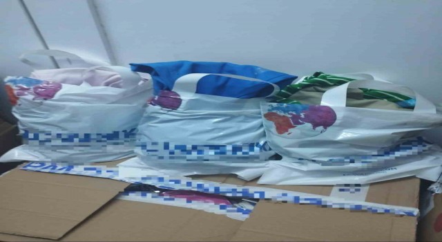 Çaldıkları kıyafetler ile birlikte yakalandılar