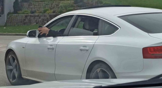 Camdan ayağını çıkaran sürücü bu kadarına da pes dedirtti