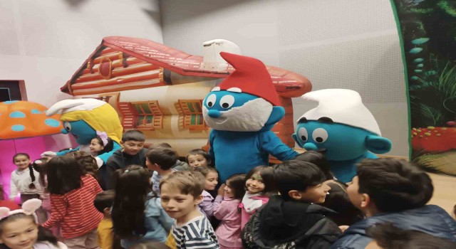 Çamelili çocuklar Şirinler ile eğlendi