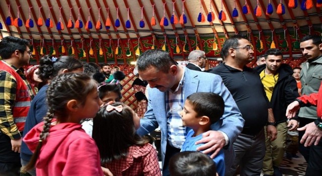 Çanakkale Valisi İlhami Aktaş, Pazarcıkta depremzede vatandaşlarla bayramlaştı