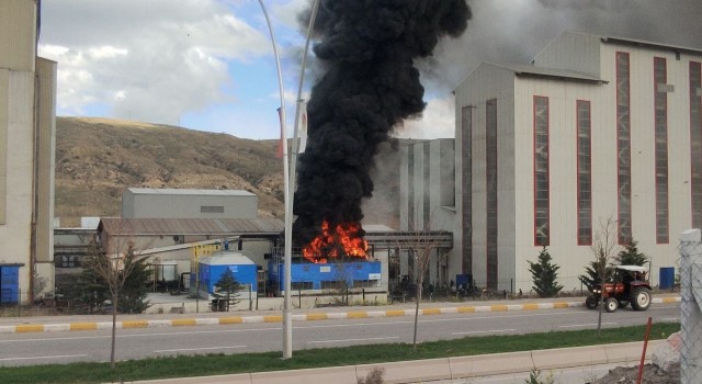 Çankırıda korkutan fabrika yangını: Siyah dumanlar gökyüzünü kapladı