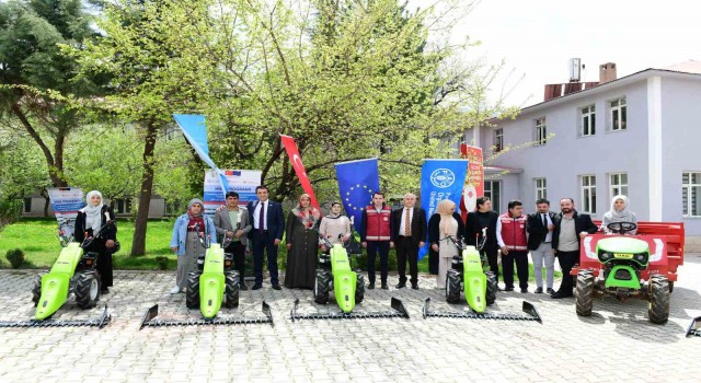 Çatakta çiftçilere hibe destekli makine ve ekipman dağıtıldı