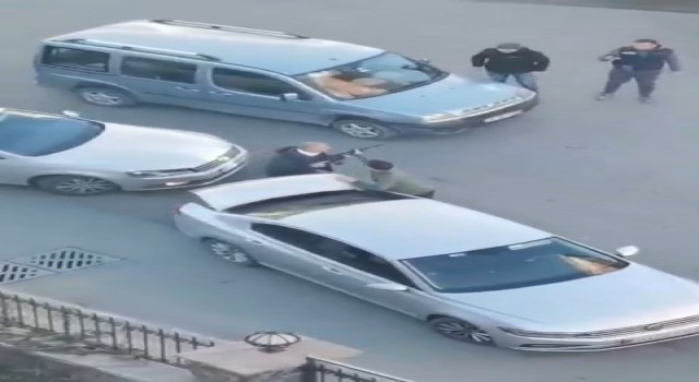 Çekmeköyde yumruklar havada uçuştu, bagajdan uzun namlulu silah çıkarttı