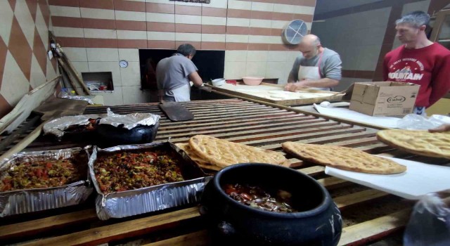 Çemişgezekte fırıncıların yoğun Ramazan mesaisi devam ediyor