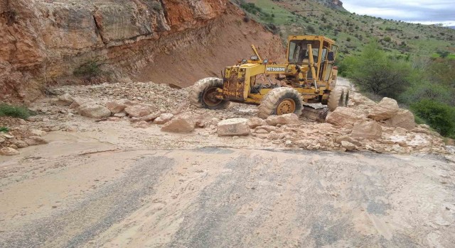 Çemişgezekte heyelandan dolayı kapanan yol açıldı