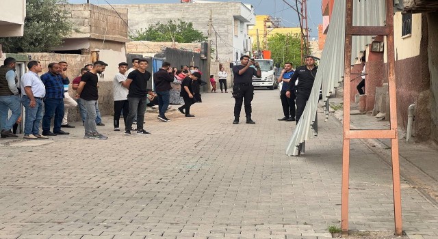Ceylanpınarda şiddetli rüzgar çatıları uçurdu