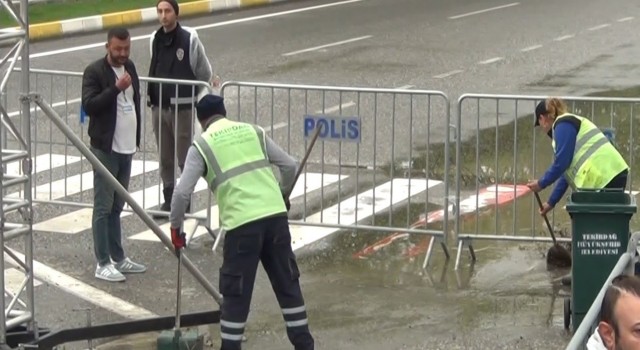 CHPli belediye, miting öncesi göle dönen alanı temizledi