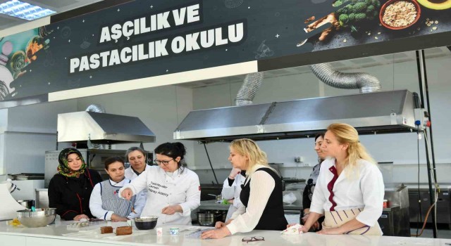 Çikolata yapımı kursunda eğitim alan vatandaşlar 3 ayın sonunda istihdam ediliyor