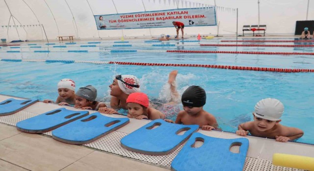 Çınar Çocuk Evinin minikleri yüzme derslerine başladı