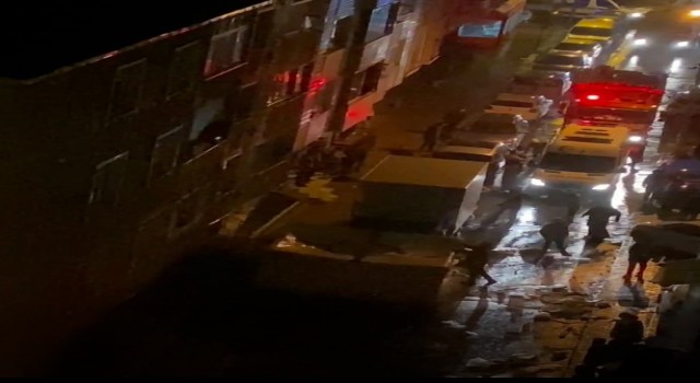 Cinnet getiren kadın önce annesini bıçakladı sonra sokağı savaş alanına çevirdi