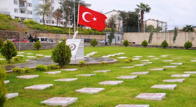 Cizrede 7 yıl önce terör örgütü PKKnın saldırısında şehit düşen 12 polis anıldı