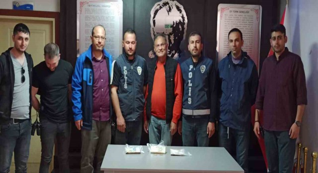 Çocuğunun eğitimi için biriktirdiği parasını polis teslim etti