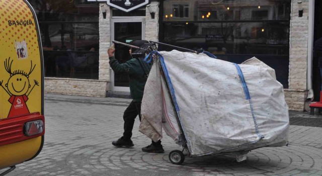 Çocuk bayramına rağmen onlar çalıştı