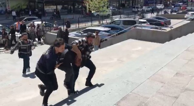 Çocuklara şeker dağıtan polisleri kurşunlayan zanlı adliyeye sevk edildi