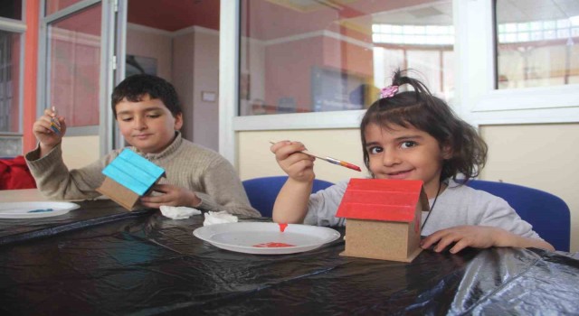Çocuklarda depremin izleri silinmeye çalışılıyor