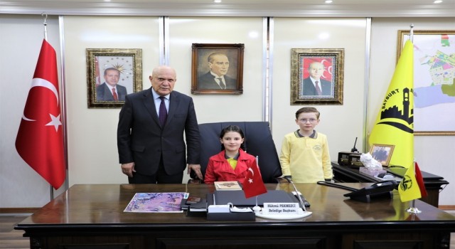 Çocuklardan Başkan Pekmezciye 23 Nisan ziyareti