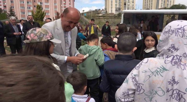 Çocukları mutlu eden bayram geleneği: Harçlık ve pamuk şeker dağıtıldı