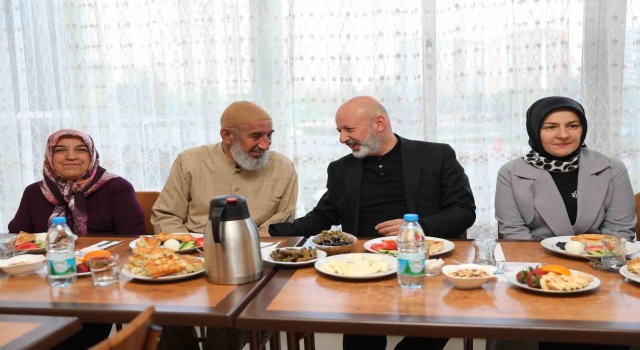 Çolakbayrakdar çifti,  depremzede ailelerle bayramlaştı