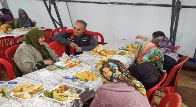 Çorum Belediyesi, Afşinde depremzedelerin sofrasında sıcak aş oluyor