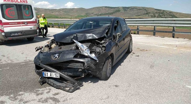 Çorumda otomobil bariyerlere çarptı: 1 yaralı