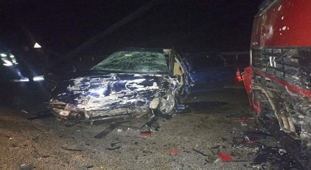 Çorumda tır ve otomobil çarpıştı: 3 yaralı