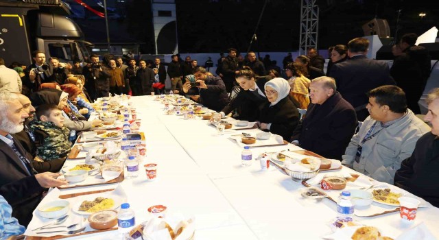 Cumhurbaşkanı Erdoğan: “Deprem turistleri kendi sahte gündemlerinin içinde kaybolup gitse de biz onların peşinden gitmeyeceğiz”