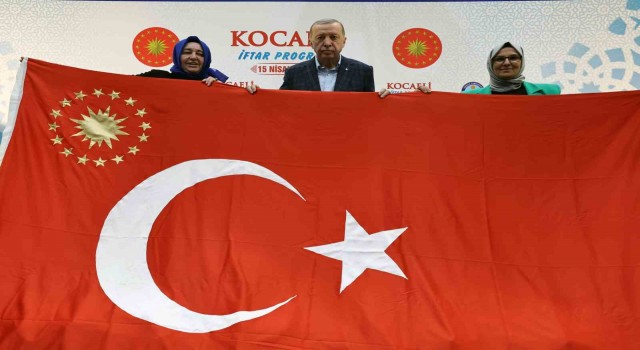 Cumhurbaşkanı Erdoğan depremzedeler ile iftarda buluştu