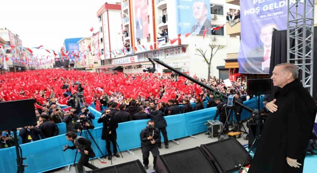Cumhurbaşkanı Erdoğan: Kıbleyi bilmeyenler tabii ki seccadeye ayakkabıyla basar. Bunlara asıl kıblenin neresi olduğunu 14 Mayısta siz bildireceksiniz