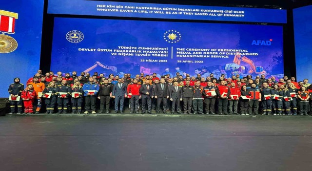 Cumhurbaşkanı Erdoğandan Ümraniye Belediyesi Sivil Savunma Arama Kurtarma Ekibine Devlet Üstün Fedakârlık Madalyası