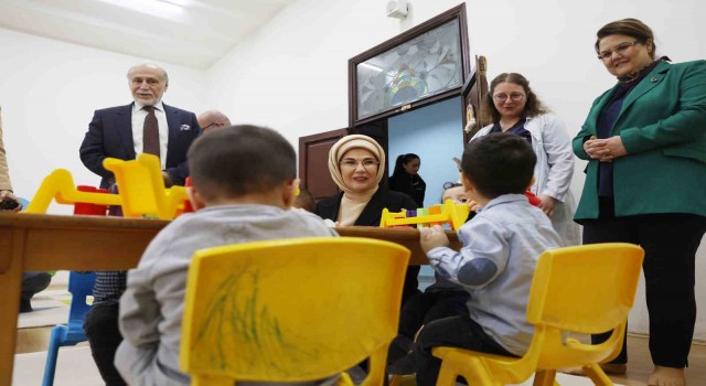 Cumhurbaşkanı Erdoğanın eşi Emine Erdoğan, Darülaceze sakinleriyle iftarda buluştu