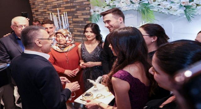 Cumhurbaşkanı Yardımcısı Oktaydan genç çifte nişan sürprizi