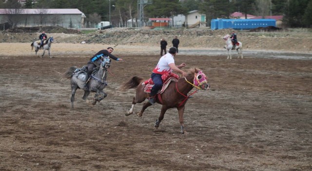 Davul zurna eşliğinde cirit oynayarak Ramazan Bayramını uğurladılar
