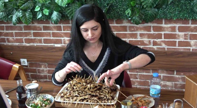 Denizlide 52 kiloluk kadından yeme rekoru