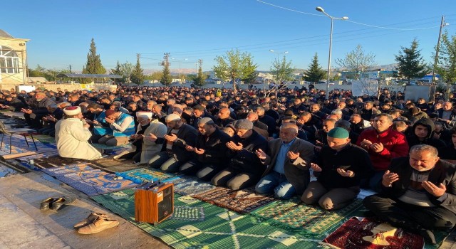 Deprem bölgesi Adıyamanda bayram namazında eller semaya kalktı