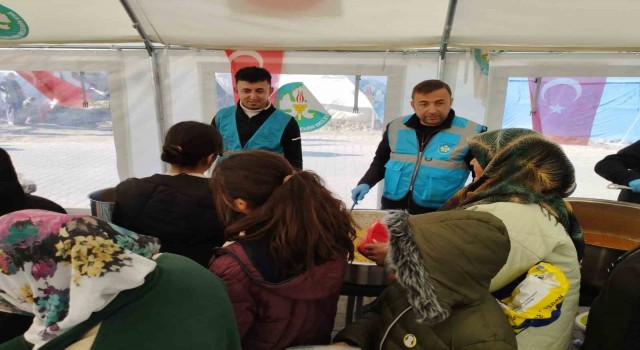 Deprem bölgesinde sıcak yemek desteği sürüyor