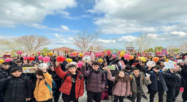 Deprem bölgesindeki öğrencilere bayram hediyesi