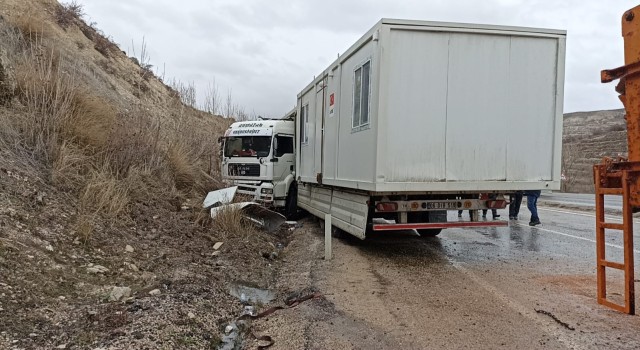 Deprem bölgesine konteynır taşıyan tır kaza yaptı