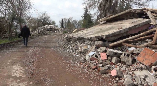 Deprem mahalleyi yıktı geçti, 20 evden sadece 4ü ayakta kaldı: 18 kişi can verdi