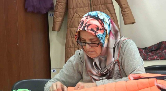 Deprem yaralarını dikiş kursunda sarıyorlar