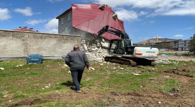 Depremde 1 kişinin öldüğü, 2 binanın yıkıldığı Tufanbeylide 79 bina hasarlı çıktı