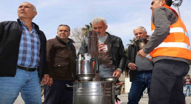 Depremde acılarda azıklarda paylaşılıyor