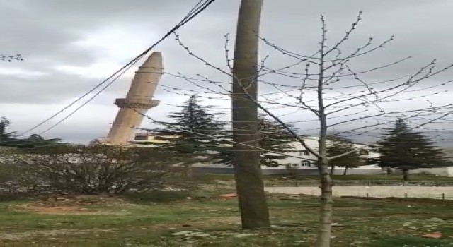 Depremde hasar gören cami minaresi kontrollü yıkıldı