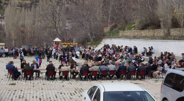 Depremde hayatını kaybeden öğretmen ve 2 çocuğu için mevlit okutuldu