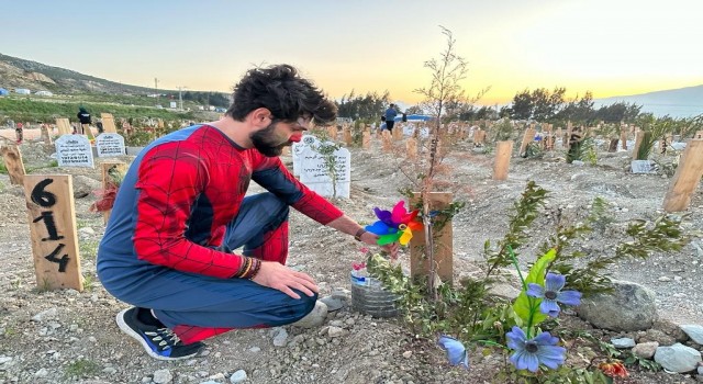 Depremde ölen çocukların mezarlarına rüzgar gülü bıraktılar