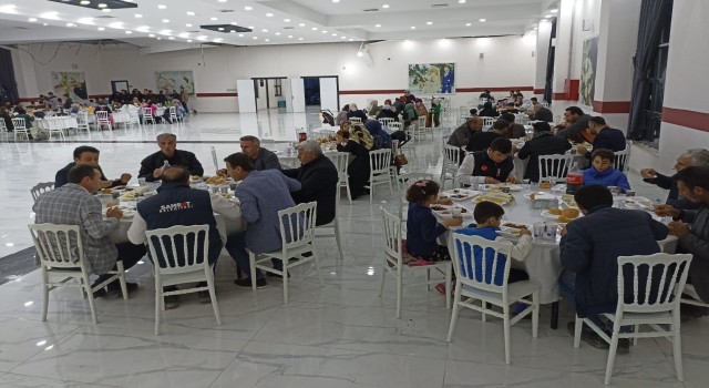Depremde ölen öğretmenleri için iftar programı düzenlediler