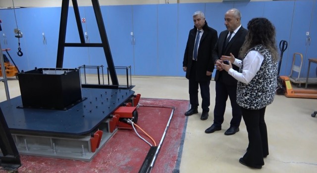Depremde yıkılan binaların karot numuneleri Muşta inceleniyor