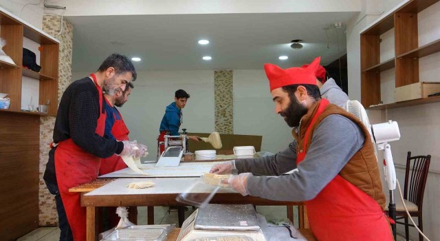 Depremin etkilediği Hatayda Ramazanın vazgeçilmezi küncülü helva geleneği sürüyor