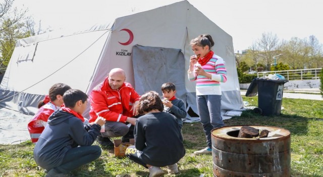 Depremin ilk gününden beri sahada olan müdür, 2 ilin koordinatörü oldu