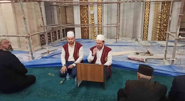 Depremin vurduğu Afşinde Kadir Gecesinde camiler doldu taştı