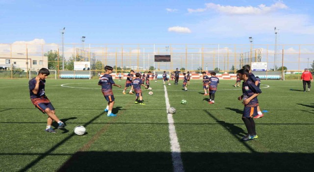 Depremin yaralarını futbol ile sarıyorlar